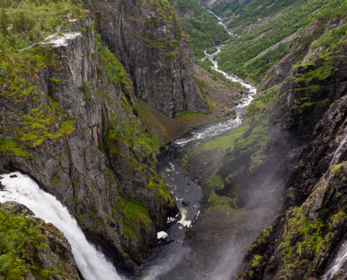 Vøringsfossen Wasserfall stürzt von der Hardangervidda Hochebene in das Måbøtal