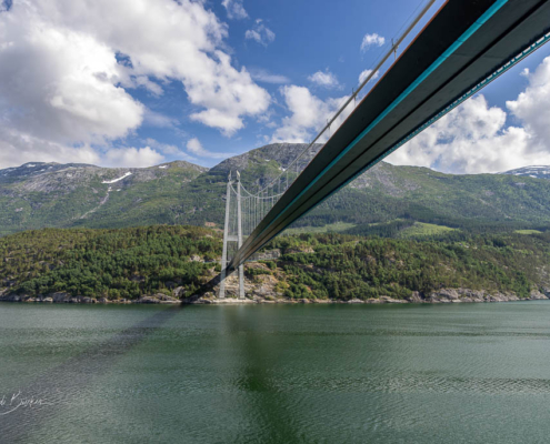 Hardangerbrücke über dem Eidfjord