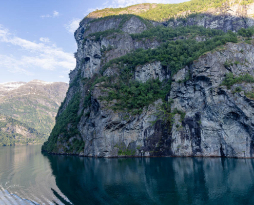 Trollgesicht im Felsen an einer Klippe im Geirangerfjord