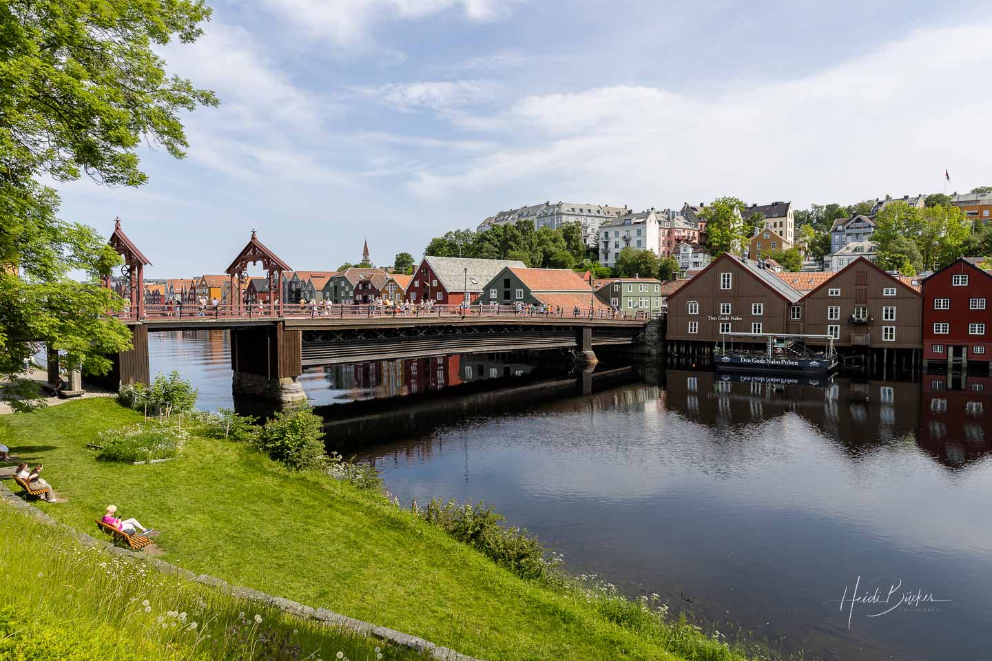 Holzbrücke und Pfahlhäuser in Trondheim