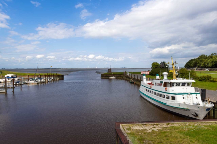 Dangaster Hafen mit Ausflugsschiff Jantje